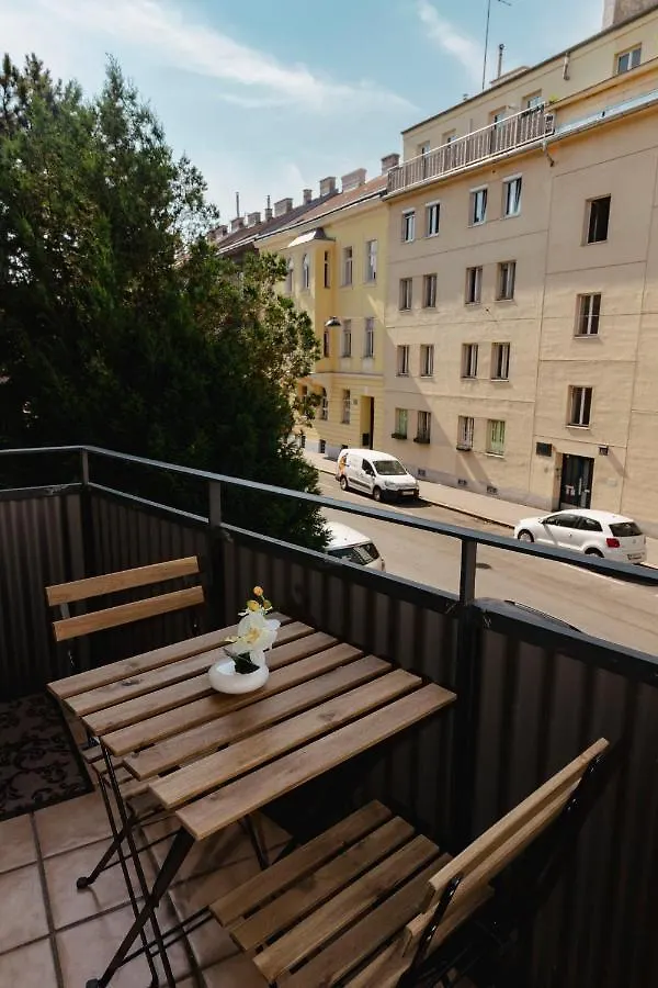 Beautiful 2-Bedroom Apartment Near Schoenbrunn Vienna