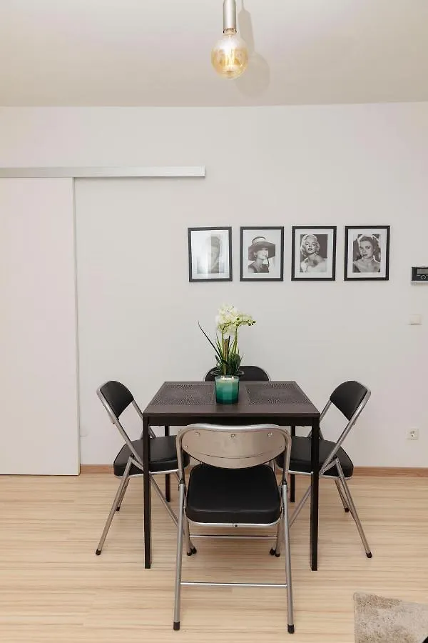 Beautiful 2-Bedroom Apartment Near Schoenbrunn Vienna 0*,  Austria